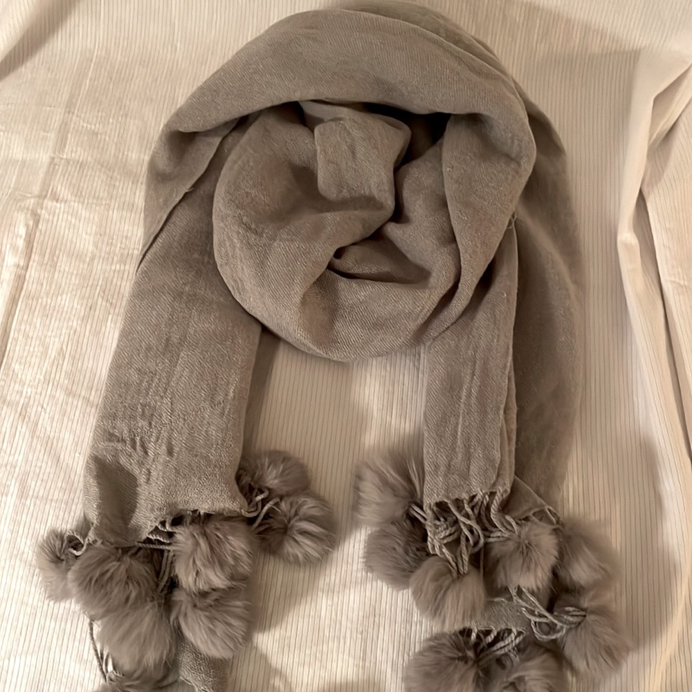 Nice ladies scarf/wrap in light gray